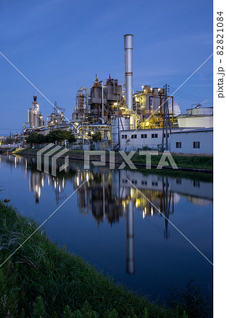 新潟市東区 通船川鴎橋付近の工場夜景 新潟市東区 通船川鴎橋付近の工場夜景 82821084