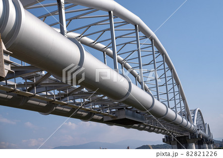 斜め下から見上げて見た水管橋・水道橋 82821226