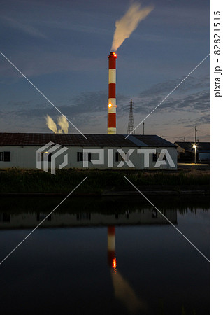 新潟市東区 通船川付近の工場夜景 新潟市東区 通船川付近の工場夜景 82821516