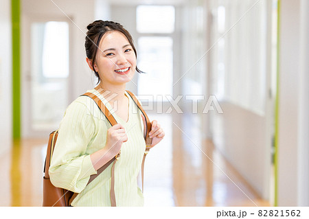 キャンパスの大学生の女の子　撮影協力：中央工学校附属日本語学校 82821562