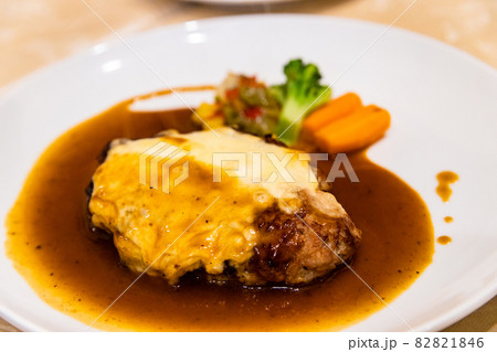 チーズチキンカツレツ 82821846