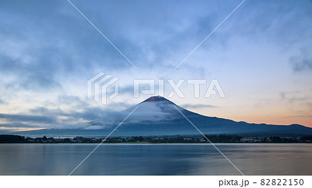 夜明けの富士山・河口湖 82822150