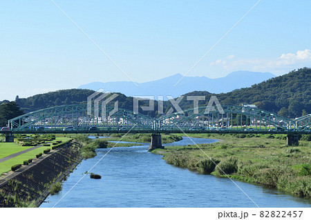 渡良瀬川に架かる足利市の中橋と赤城山 82822457