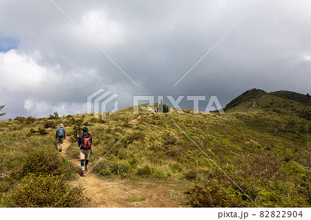 滋賀県高島市の武奈ヶ岳に登る登山者 82822904