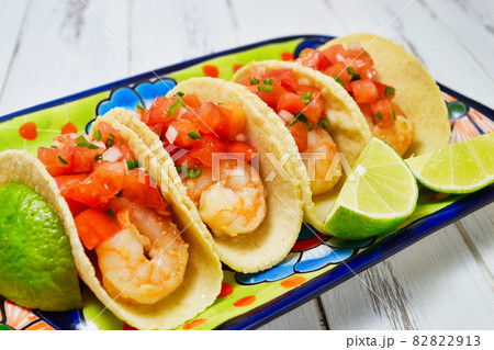 メキシコ料理のタコス　Mexican tacos 82822913