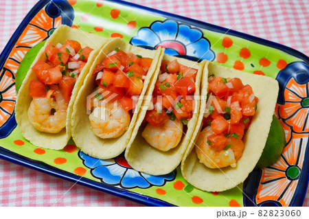 メキシコ料理のタコス　Mexican tacos 82823060