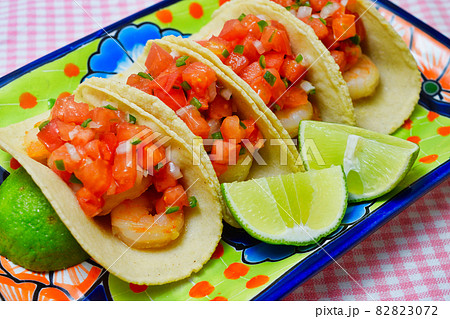 メキシコ料理のタコス　Mexican tacos 82823072