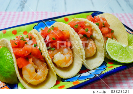 メキシコ料理のタコス　Mexican tacos 82823122