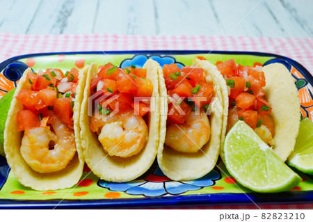メキシコ料理のタコス　Mexican tacos 82823210