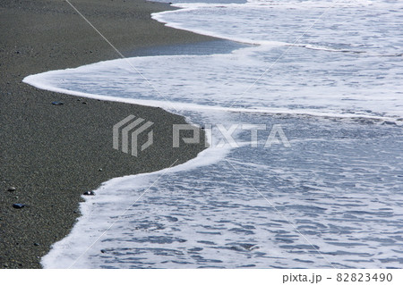 浜辺に打ち寄せる波 浜辺に打ち寄せる波 82823490