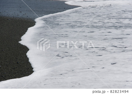 浜辺に打ち寄せる波 浜辺に打ち寄せる波 82823494