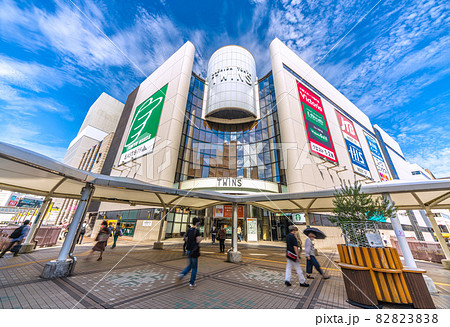 日本の東京都市景観　人気の街・町田。町田駅前を望む 82823838