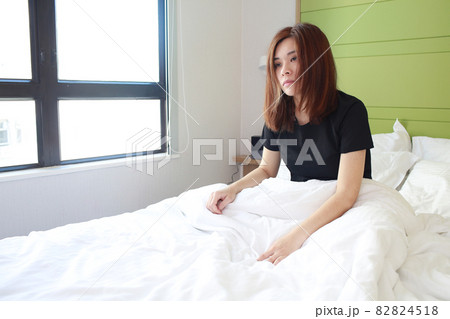 woman feel headache after wake up  82824518