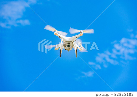 ドローンと青空 ドローンと青空 82825185