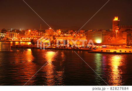 ピレウス港の港湾のライトアップされた街並み ピレウス港の港湾のライトアップされた街並み 82827684
