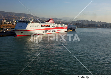 頻繁にピレウス港に出入りする大型船舶 頻繁にピレウス港に出入りする大型船舶 82827905