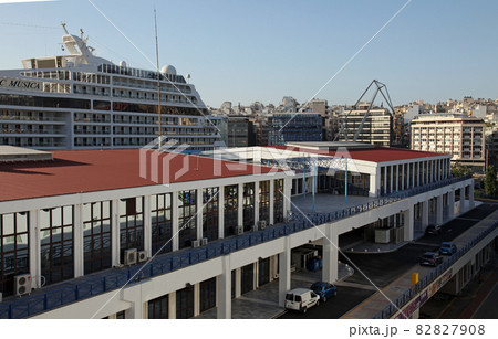 ピレウス港のクルーズ船用ターミナル 82827908