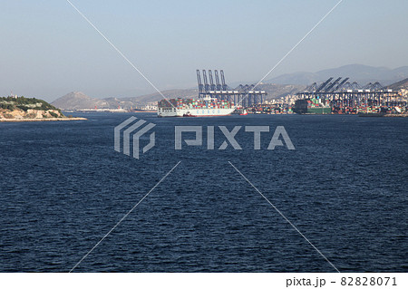 ピレウス港の港湾設備の大型クレーン群 82828071