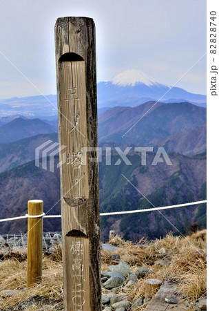 丹沢山地の三ノ塔山頂より望む富士山 丹沢山地の三ノ塔山頂より望む富士山 82828740