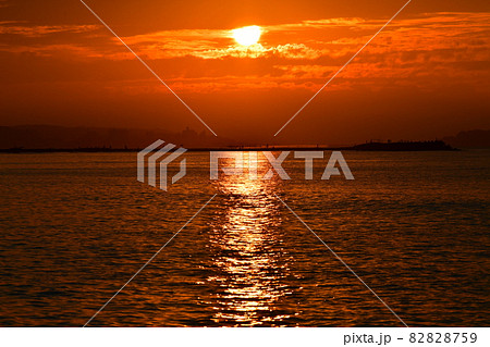 朝焼けの空と海 82828759