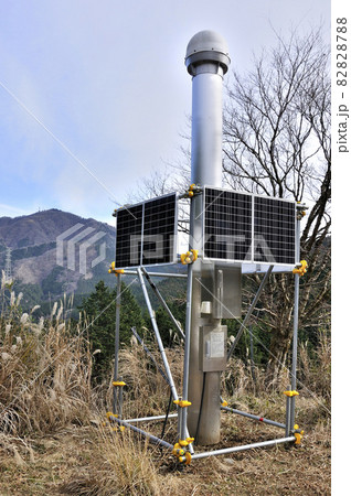 丹沢の表尾根 菩提峠の電子基準点と大山を望む 丹沢の表尾根 菩提峠の電子基準点と大山を望む 82828788