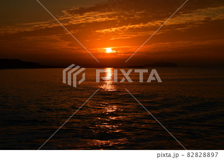 朝焼けの空と海 82828897