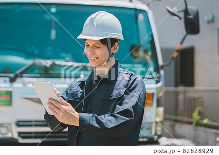 トラック運転手とタブレット 82828929