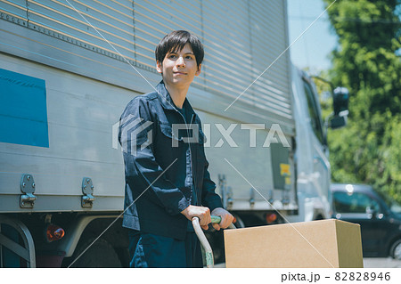 トラック運転手のルート配送 82828946