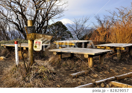 朝の丹沢山地 二ノ塔山頂より富士山を望む 朝の丹沢山地 二ノ塔山頂より富士山を望む 82829057