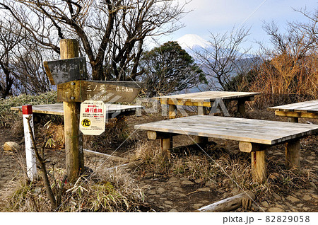 朝の丹沢山地 二ノ塔山頂より富士山を望む 朝の丹沢山地 二ノ塔山頂より富士山を望む 82829058