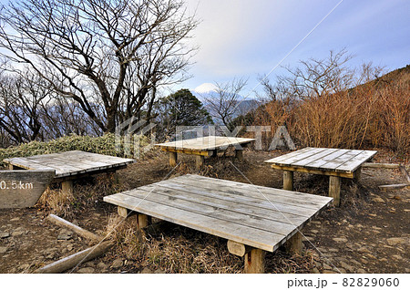 朝の丹沢山地 二ノ塔山頂より富士山を望む 朝の丹沢山地 二ノ塔山頂より富士山を望む 82829060