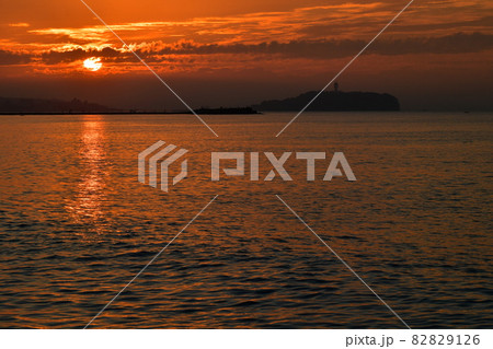 朝焼けの海と空 82829126