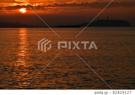 朝焼けの海と空 82829127