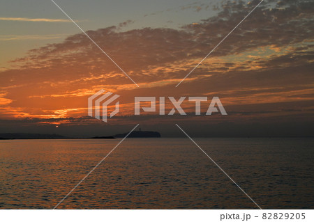 朝焼けの海と空 波 水面 朝焼けの海と空 波 水面 82829205