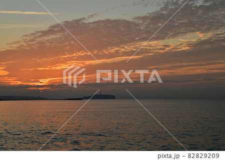朝焼けの海と空 波 水面 朝焼けの海と空 波 水面 82829209