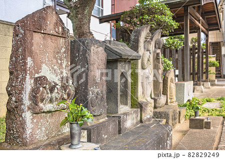 [東京・堀切] 隅田川七福神の多聞寺に並んでる三猿像の刻まれている庚申塔。 82829249