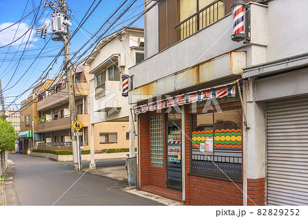 [東京・鐘ケ渕] 隅田川七福神の巡礼にあるレトロな雰囲気を残す床屋さんの店。 82829252
