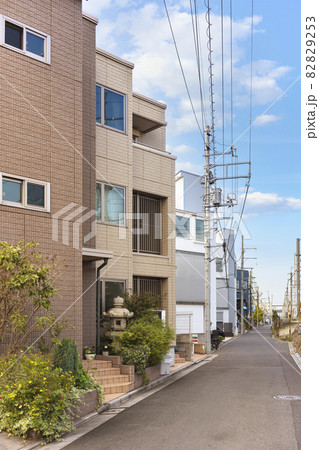 [東京・鐘ケ渕] 隅田川七福神の巡礼にある石灯篭を飾るモダンなマンションの街並み。 82829253