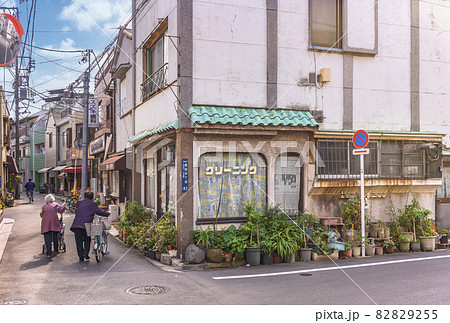 [東京・鐘ケ渕] 隅田川七福神の巡礼にあるレトロな雰囲気を残す旧商栄会商店街のクリーニング店。 82829255