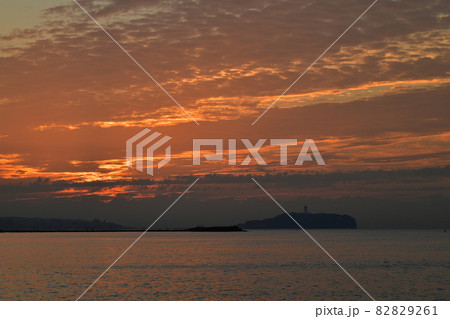 朝焼けの海と空 82829261