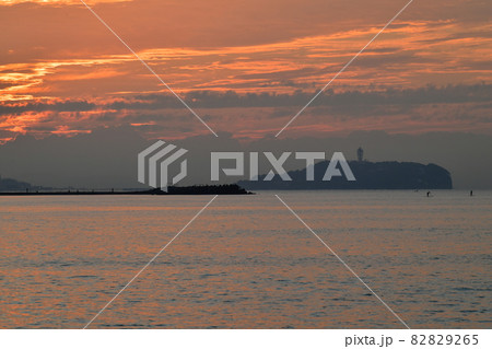 朝焼けの海と空 82829265