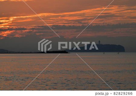 朝焼けの海と空 82829266