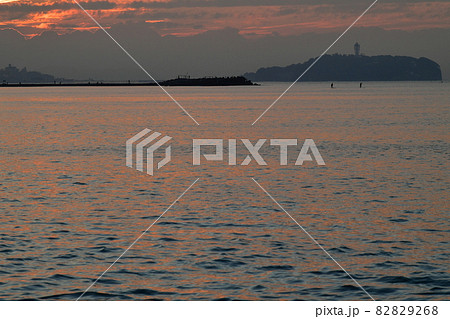 朝焼けの海と空 82829268