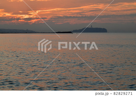 朝焼けの海と空 82829271