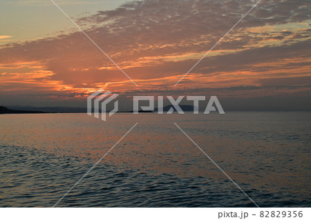 朝焼け　赤い海　赤い空と雲 82829356