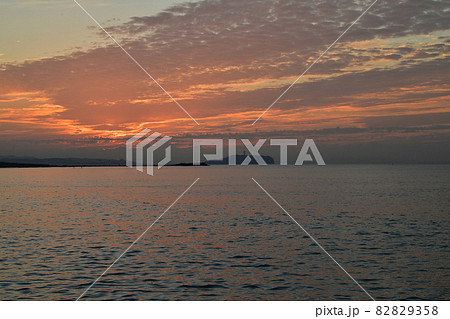 朝焼け　赤い海　赤い空と雲 82829358
