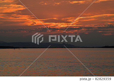 朝焼け　赤い海　赤い空と雲 82829359