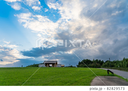 三重県四日市市 くるべ官衙遺跡の八脚門の夕景 三重県四日市市 くるべ官衙遺跡の八脚門の夕景 82829573
