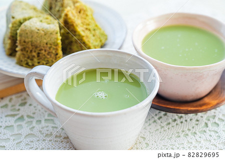 抹茶ラテと抹茶ケーキ 抹茶ラテと抹茶ケーキ 82829695