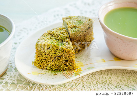 抹茶ラテと緑茶ケーキ 82829697